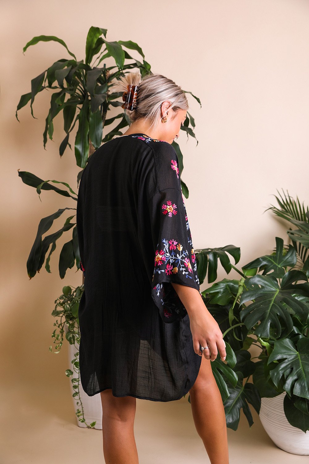 Elegant Floral Garland Kimono – Sophisticated Design - NeoKira Unlimited