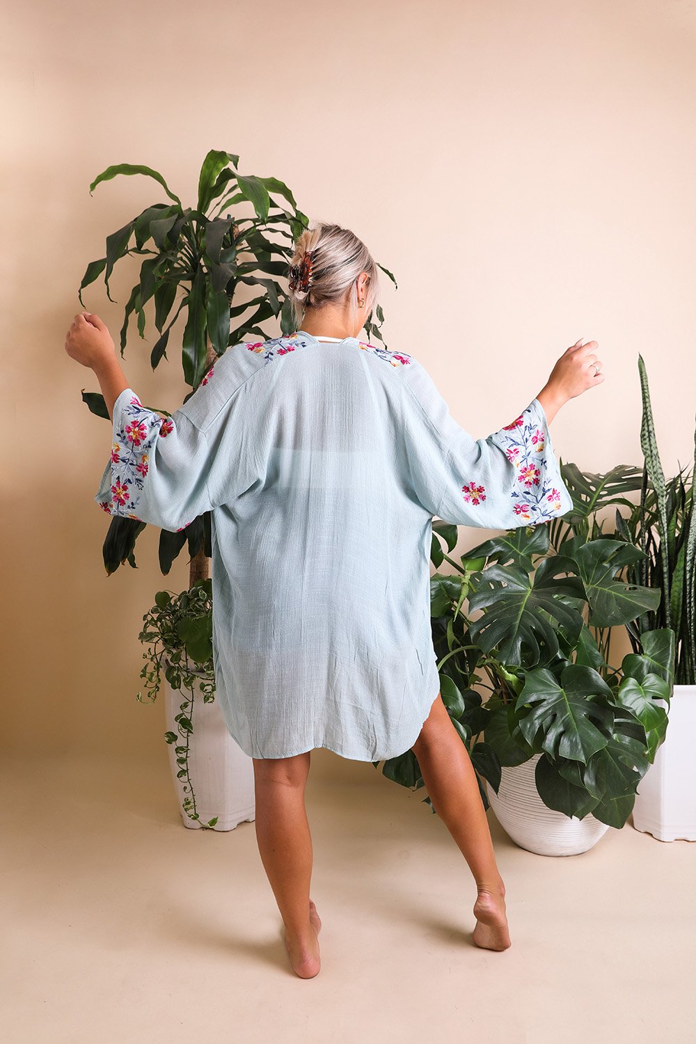 Elegant Floral Garland Kimono – Sophisticated Design - NeoKira Unlimited