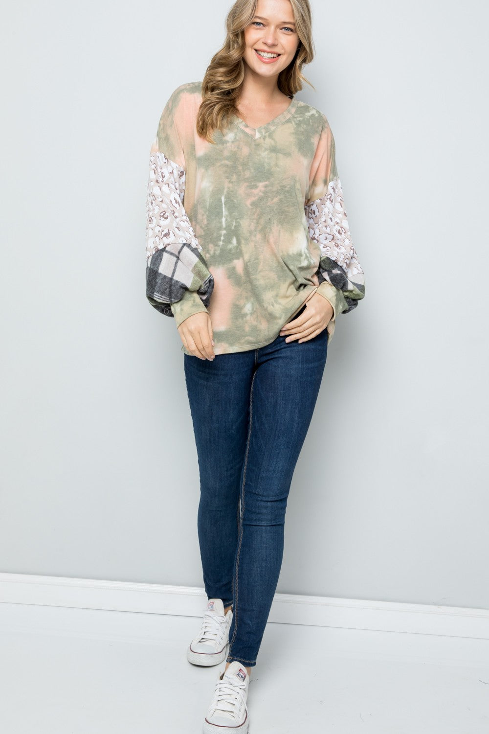 Blusa con escote en V y mangas estampadas con efecto tie-dye de tamaño completo Celeste