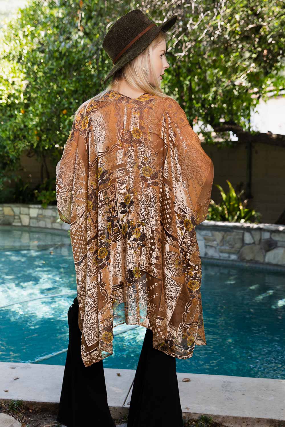 Mandala Bloom Intricate Velvet Henna Pattern Kimono Kimono Leto Collection   