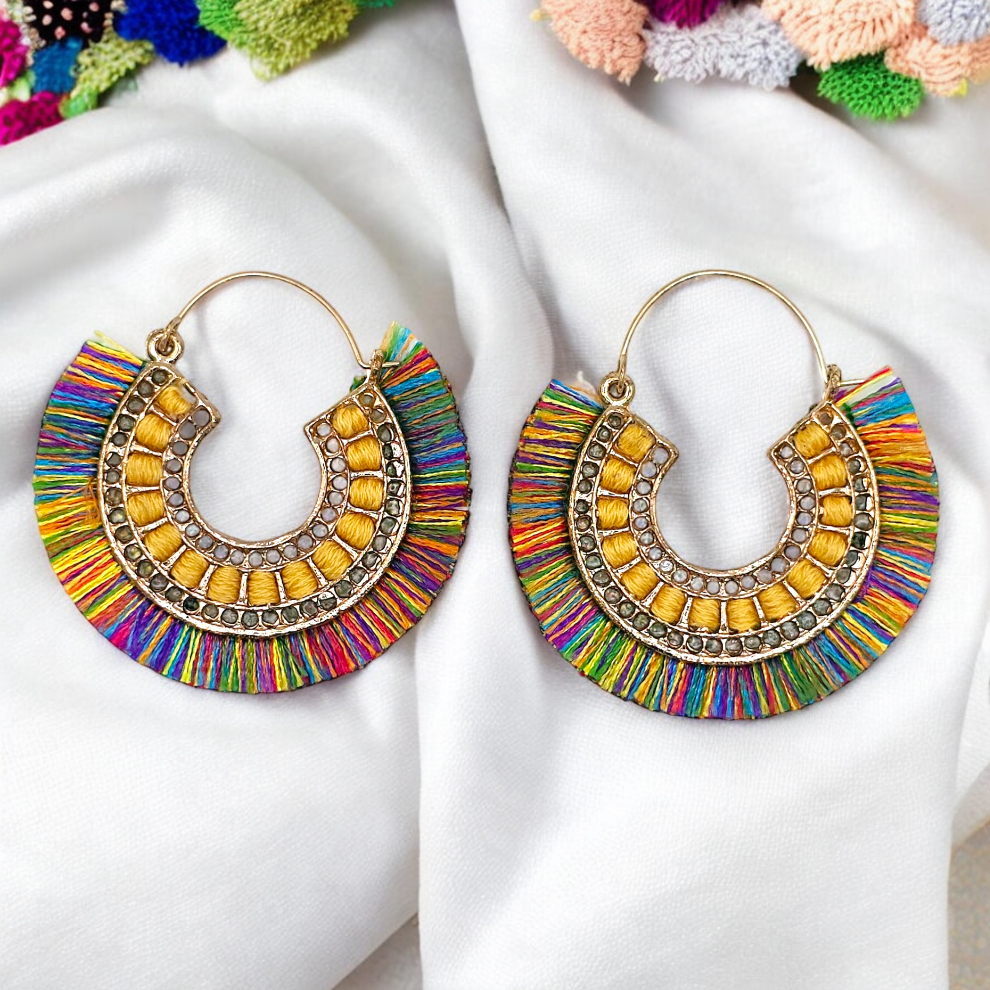 HARSHADA Pendientes de aro abigarrados con flecos boho